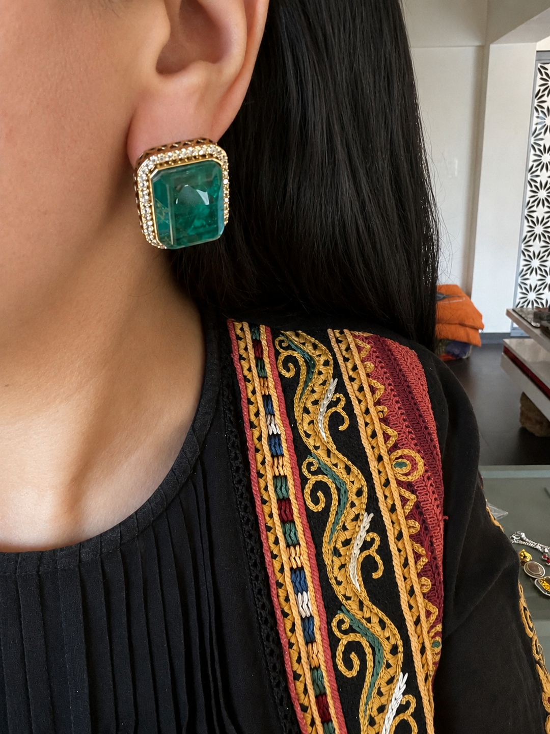 Emerald Green Doublet Stone Choker Necklace Set with Studs