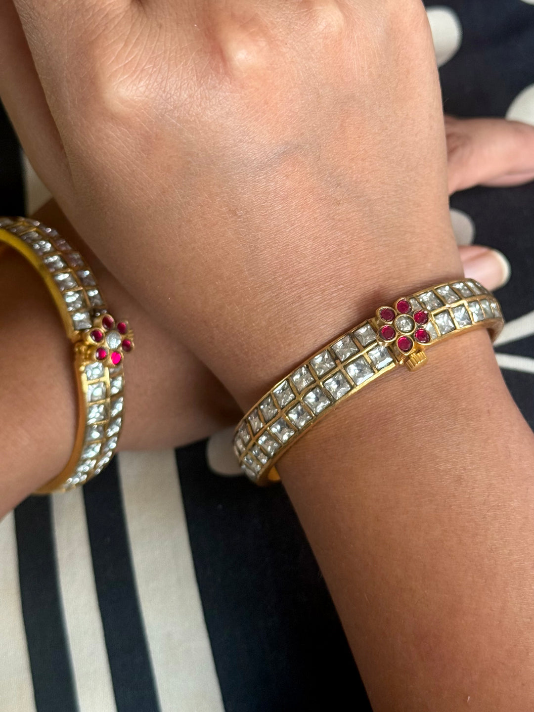Exquisite Jadau Kundan Bangle Set - Unparalleled Quality and Craftsmanship