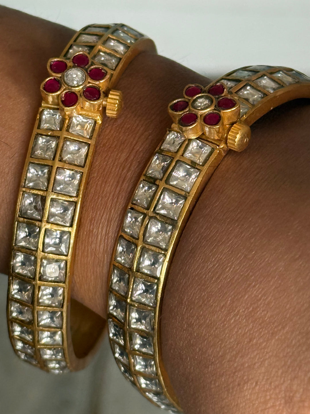 Exquisite Jadau Kundan Bangle Set - Unparalleled Quality and Craftsmanship