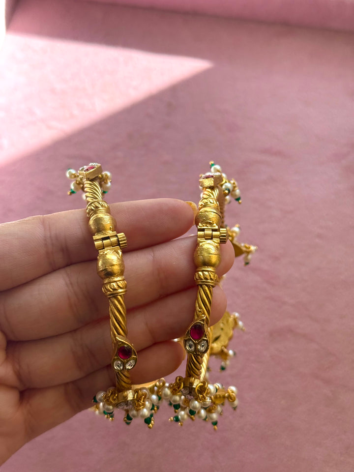 Beautiful Jadau Bangle with Exclusive Kundan Embellishment