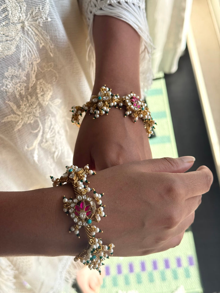 Beautiful Jadau Bangle with Exclusive Kundan Embellishment