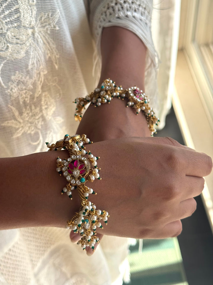Beautiful Jadau Bangle with Exclusive Kundan Embellishment
