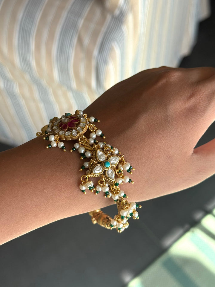 Beautiful Jadau Bangle with Exclusive Kundan Embellishment