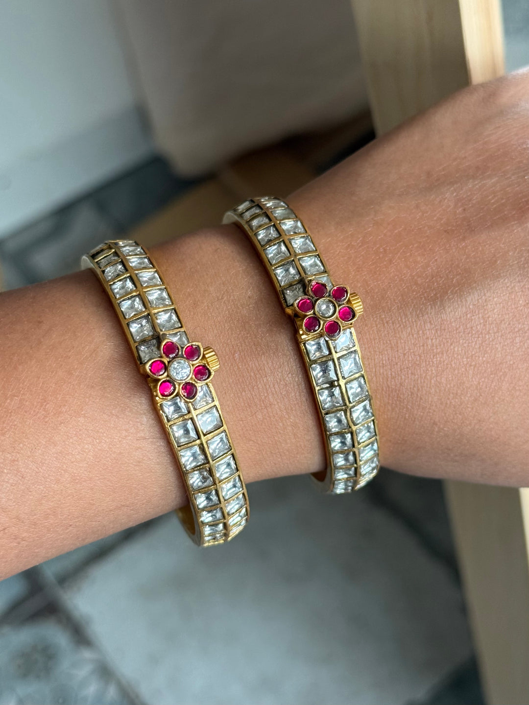 Exquisite Jadau Kundan Bangle Set - Unparalleled Quality and Craftsmanship