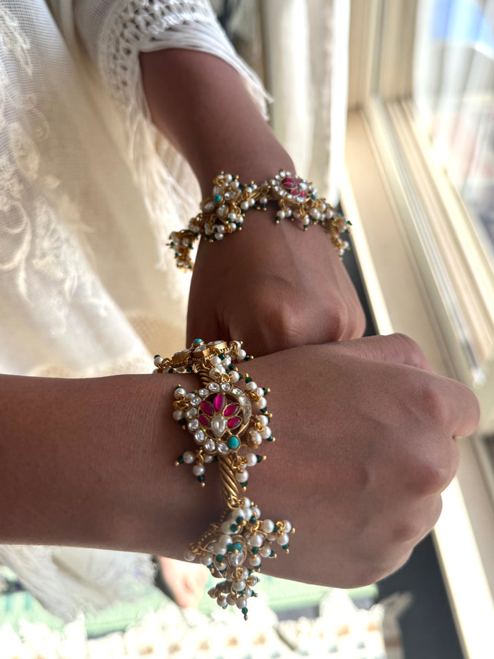 Beautiful Jadau Bangle with Exclusive Kundan Embellishment