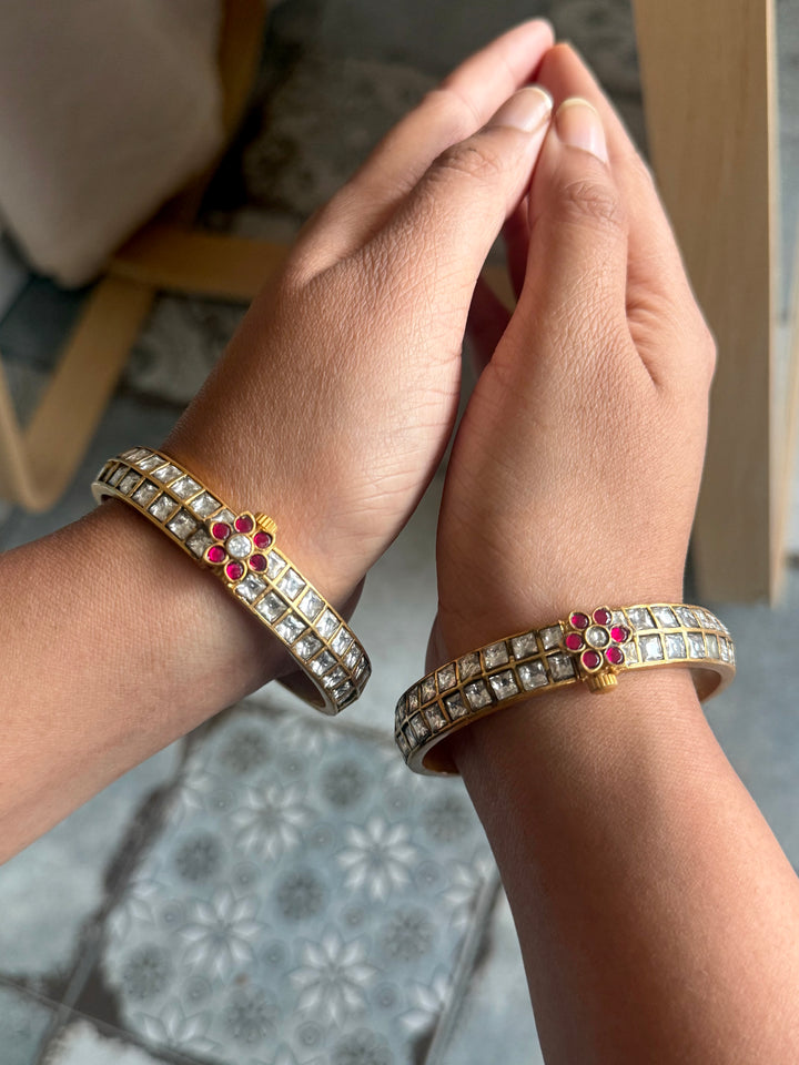 Exquisite Jadau Kundan Bangle Set - Unparalleled Quality and Craftsmanship