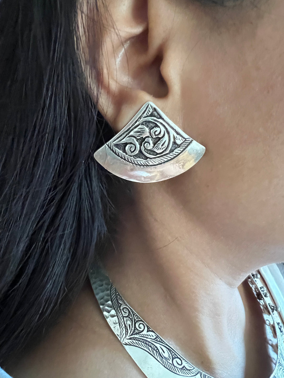 Silver Statement Hasli Necklace: Shine at Every Event