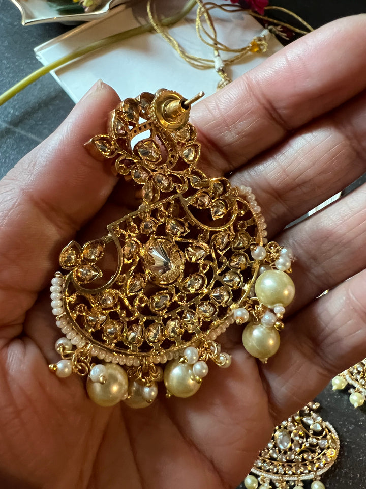 Beautiful Kundan Pendant Necklace with Statement Earrings