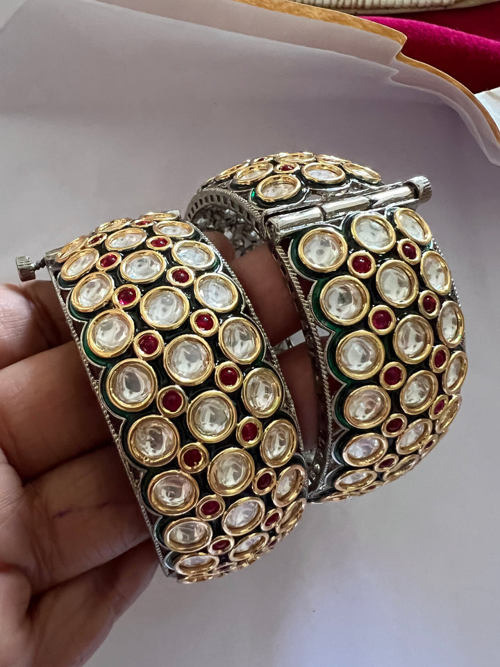 Exquisite Kundan Kada Set - Unparalleled Quality and Craftsmanship