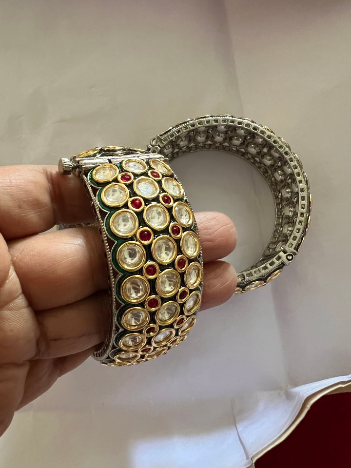 Exquisite Kundan Kada Set - Unparalleled Quality and Craftsmanship