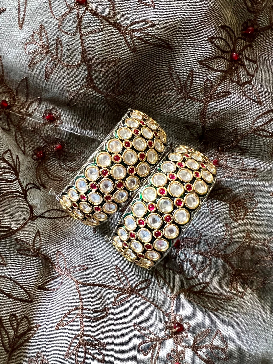 Exquisite Kundan Kada Set - Unparalleled Quality and Craftsmanship