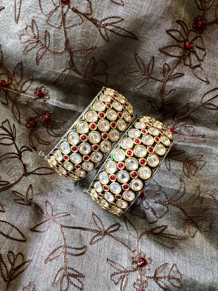 Exquisite Kundan Kada Set - Unparalleled Quality and Craftsmanship