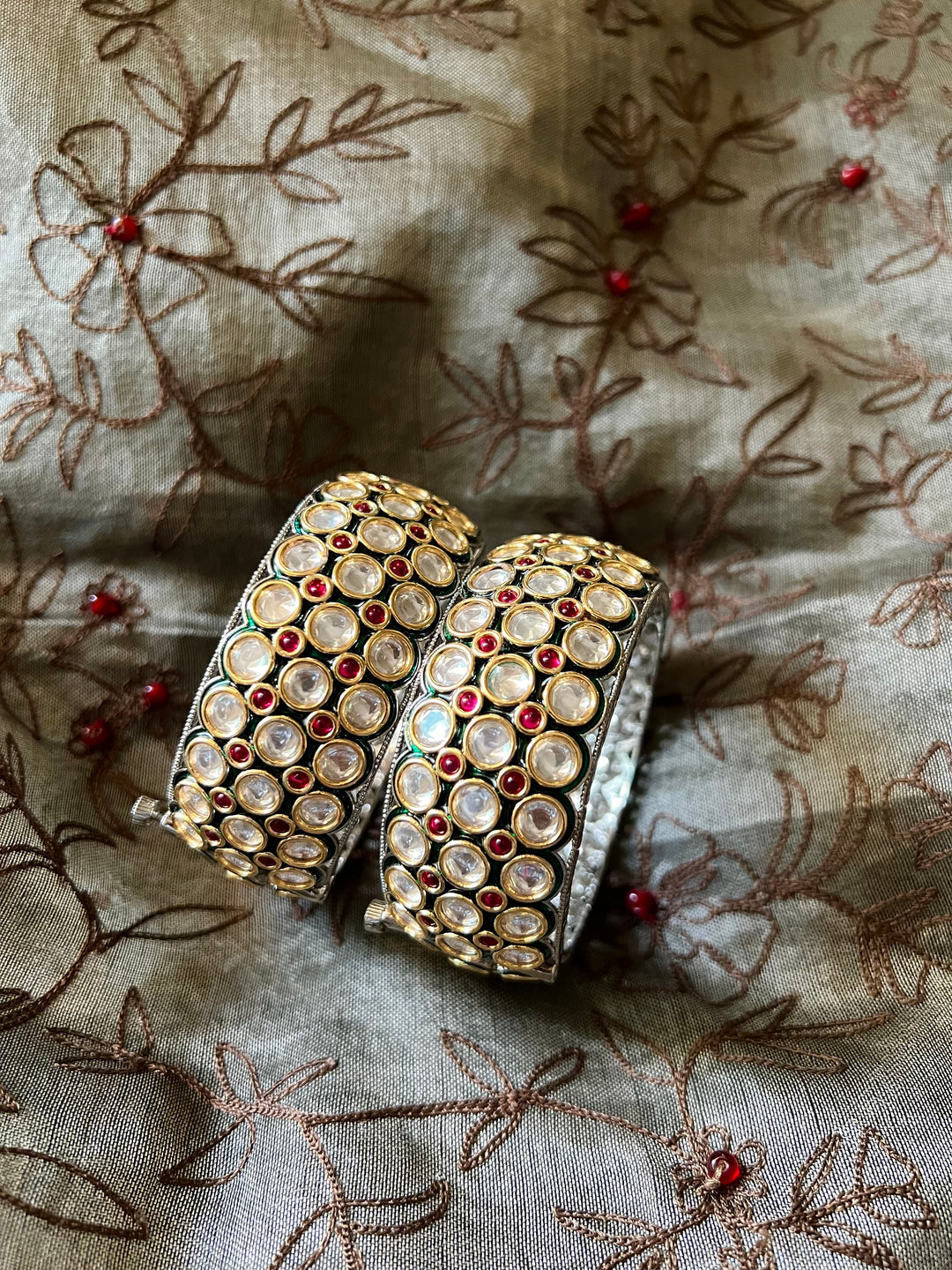 Exquisite Kundan Kada Set - Unparalleled Quality and Craftsmanship