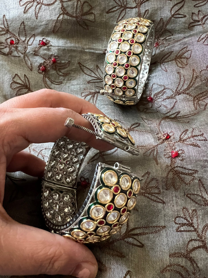 Exquisite Kundan Kada Set - Unparalleled Quality and Craftsmanship