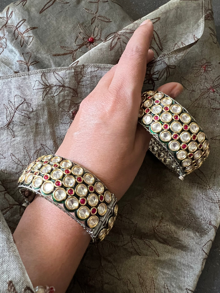 Exquisite Kundan Kada Set - Unparalleled Quality and Craftsmanship