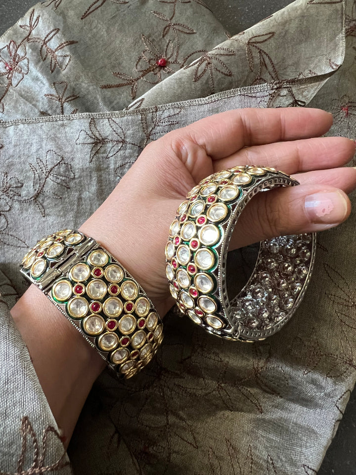 Exquisite Kundan Kada Set - Unparalleled Quality and Craftsmanship