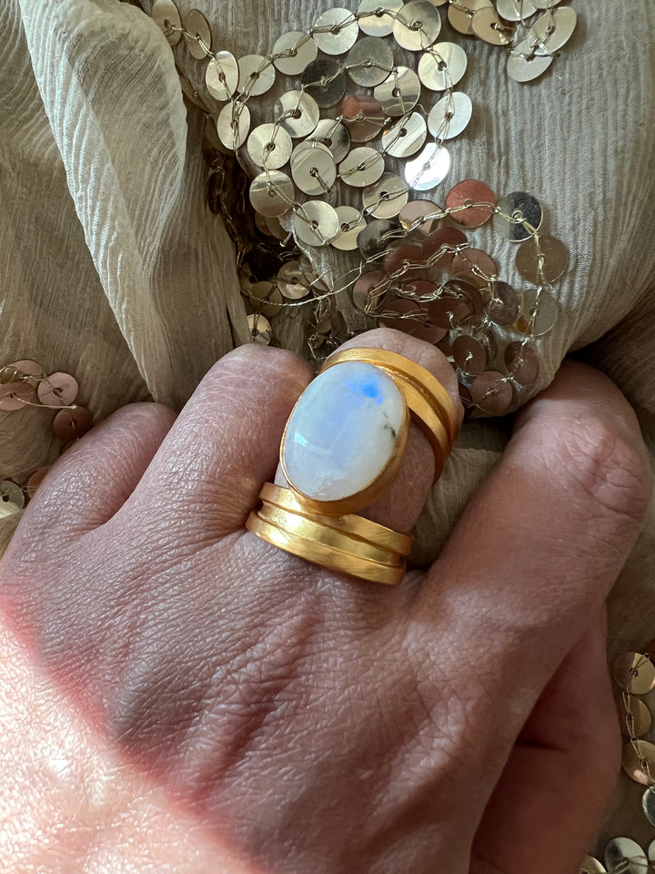 Exclusive Rainbow Moonstone Ring – Elegant & Timeless