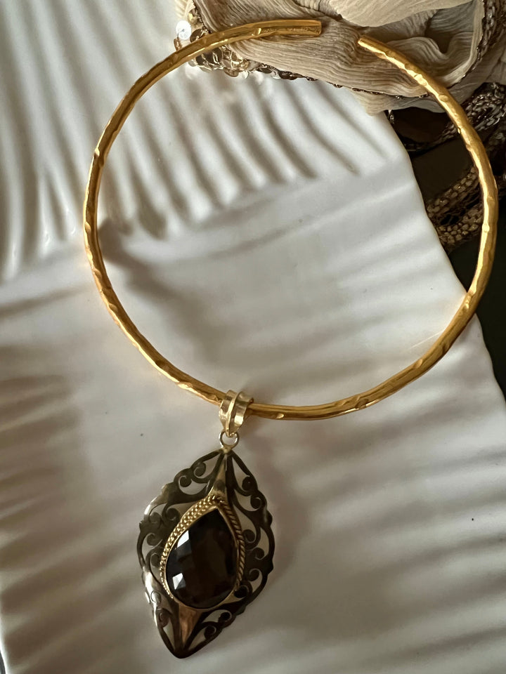 Hasli Necklace with Pretty Pendant