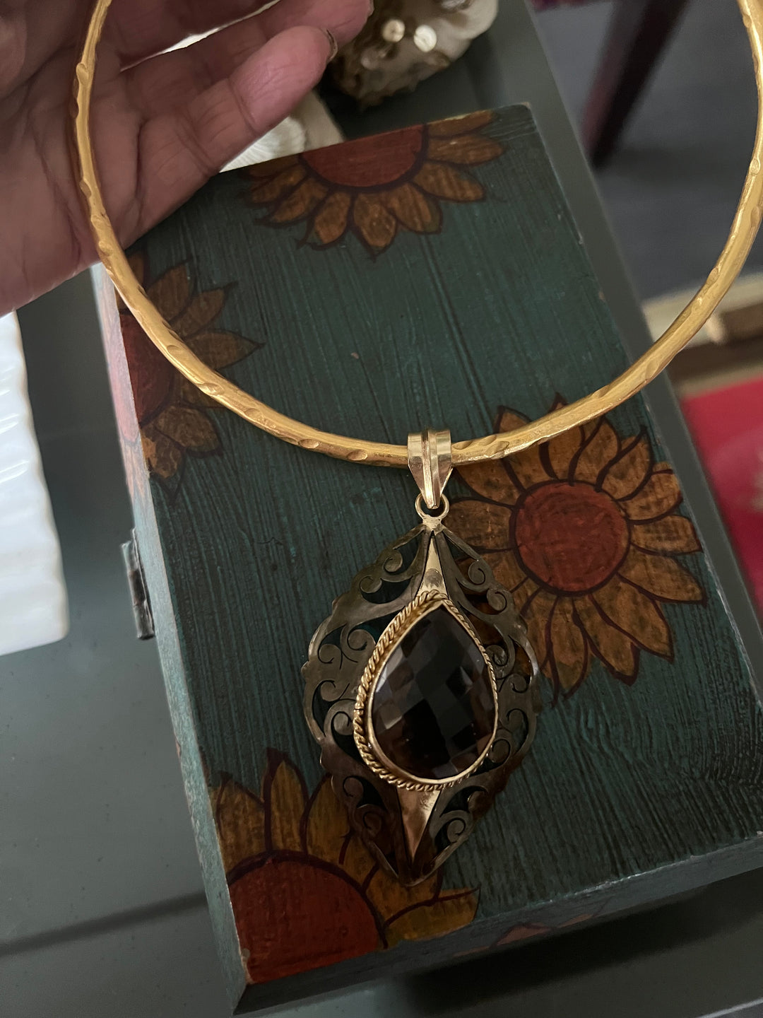 Hasli Necklace with Pretty Pendant