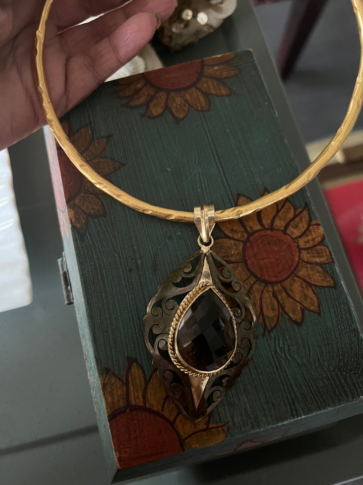 Hasli Necklace with Pretty Pendant