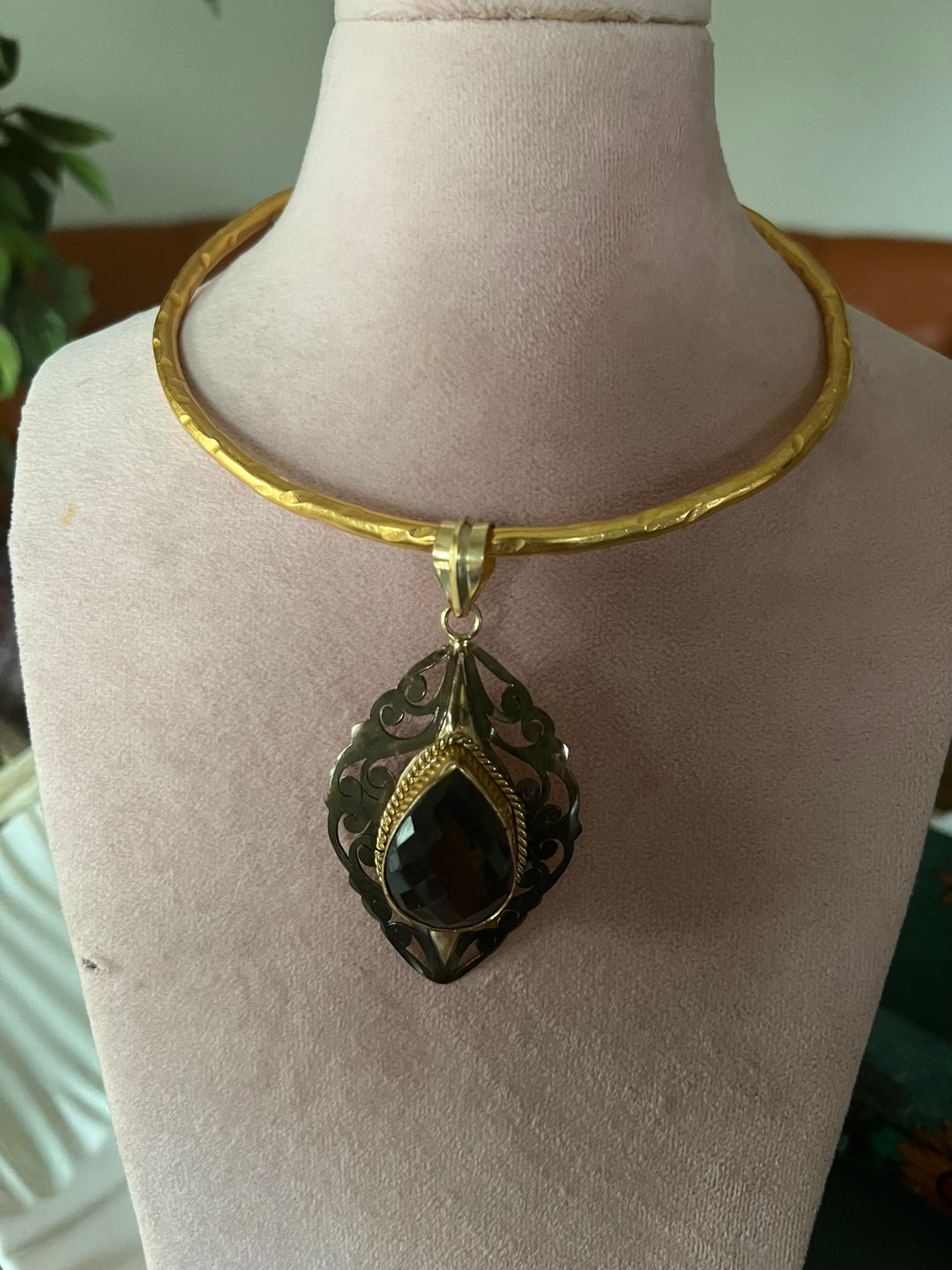 Hasli Necklace with Pretty Pendant