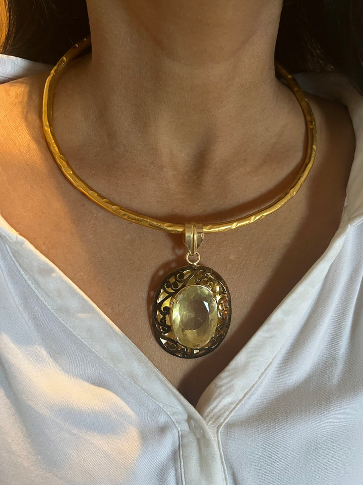 Hasli Necklace with Pretty Pendant