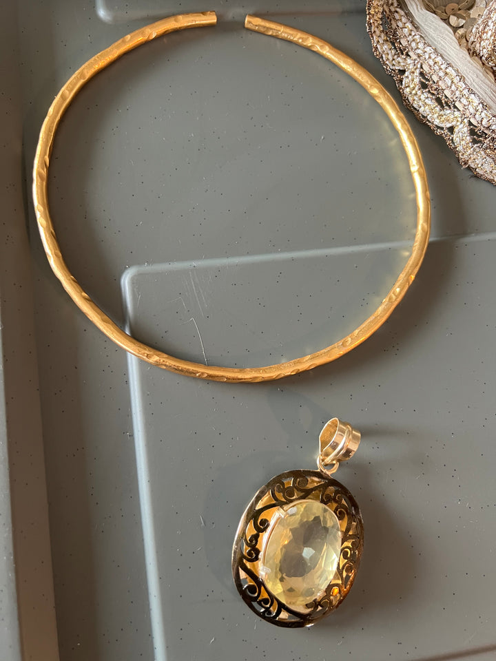 Hasli Necklace with Pretty Pendant