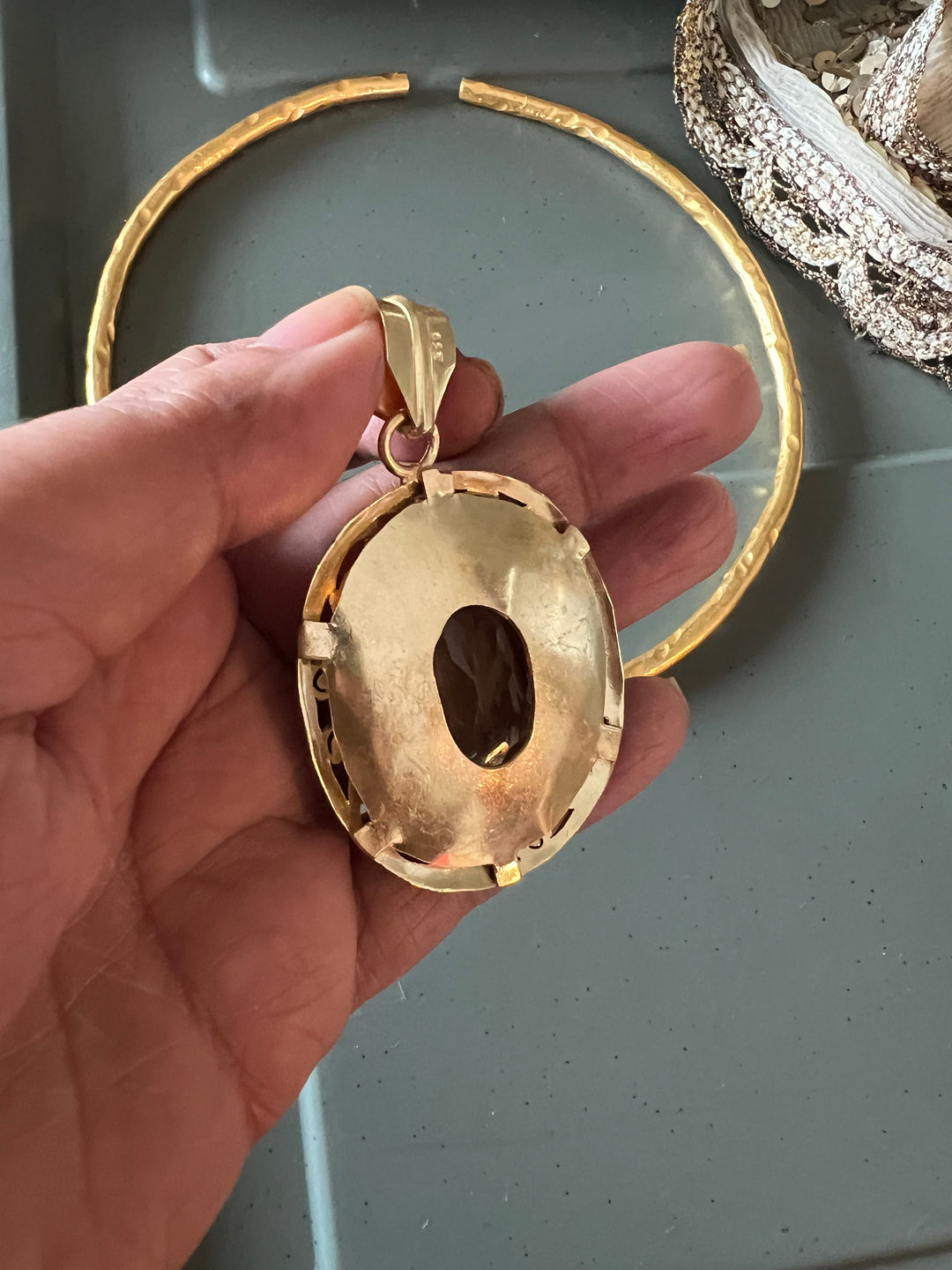 Hasli Necklace with Pretty Pendant