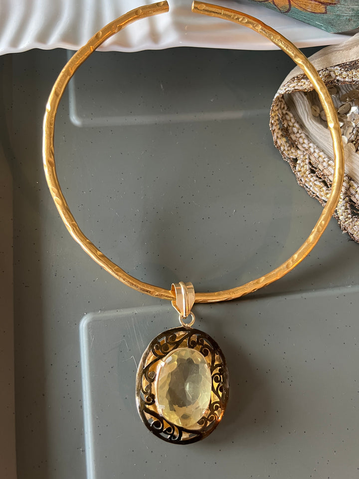 Hasli Necklace with Pretty Pendant