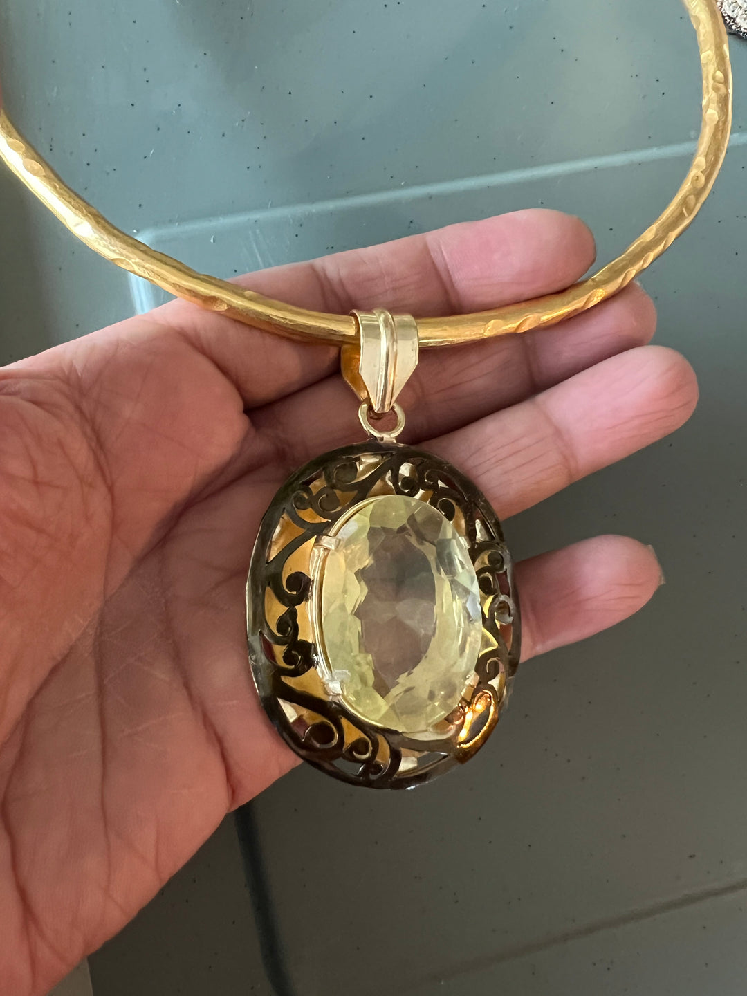 Hasli Necklace with Pretty Pendant