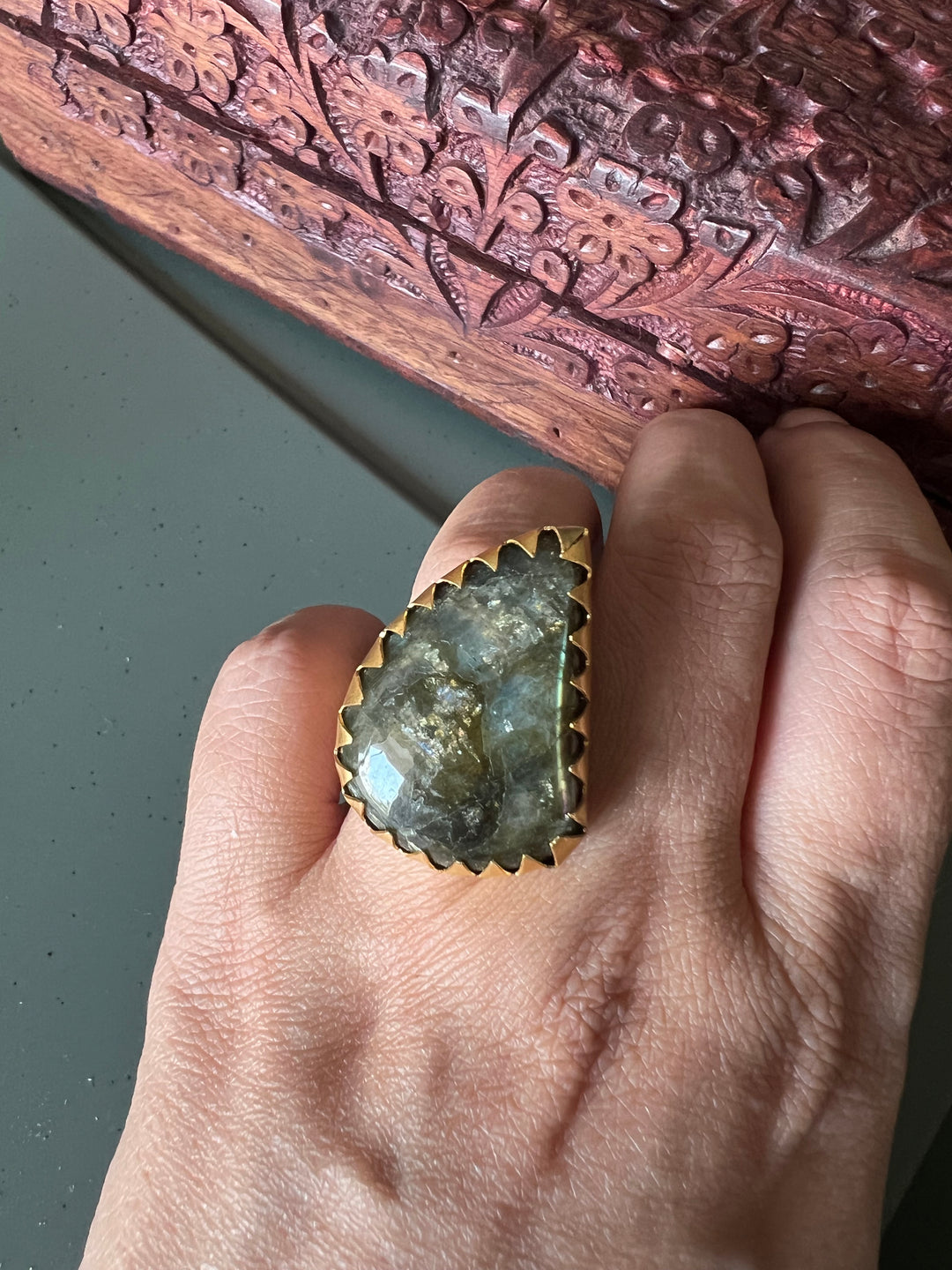 Elegant Labradorite Ring - A Touch of Timeless Beauty