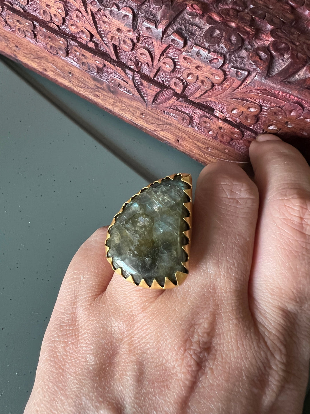 Elegant Labradorite Ring - A Touch of Timeless Beauty