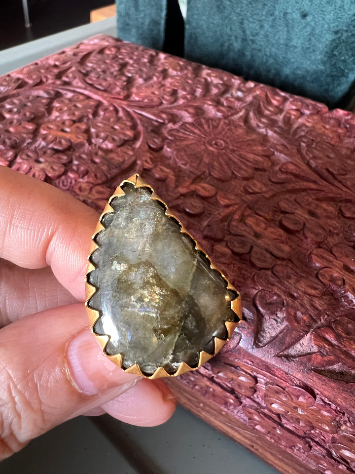 Elegant Labradorite Ring - A Touch of Timeless Beauty
