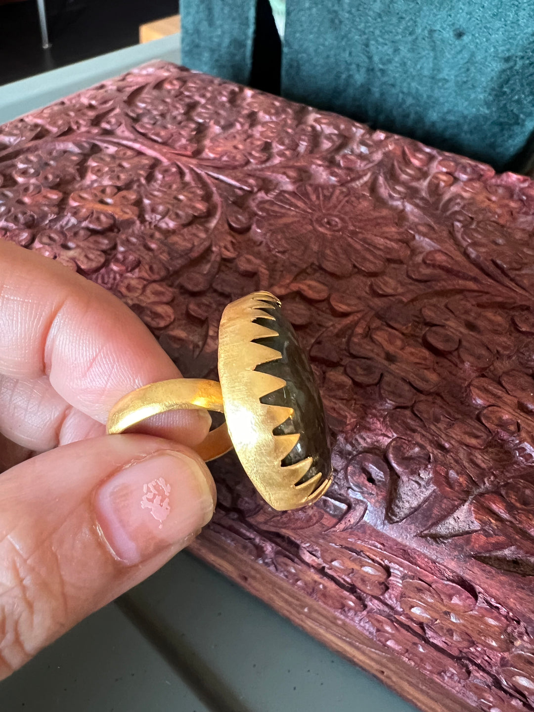 Elegant Labradorite Ring - A Touch of Timeless Beauty