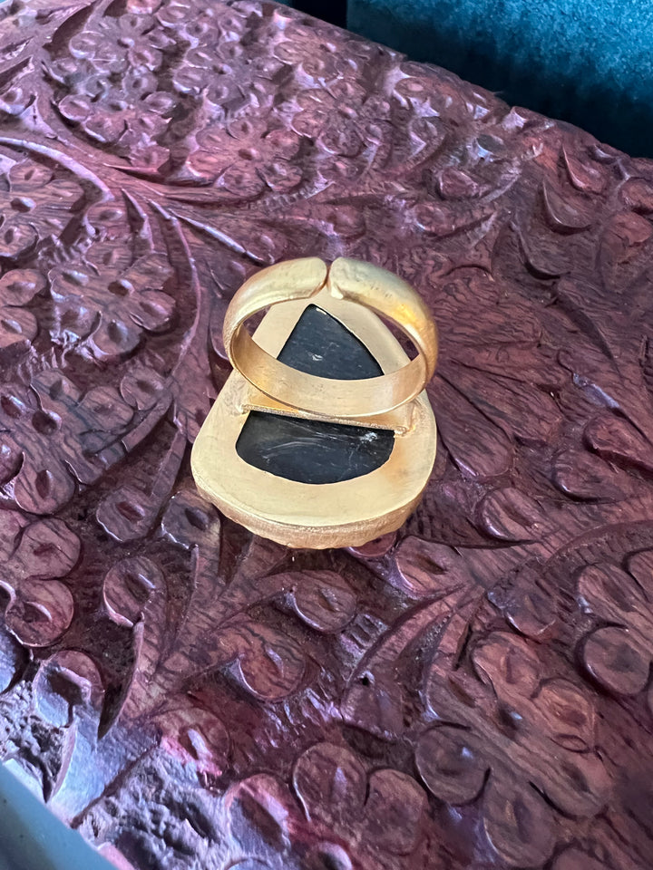 Elegant Labradorite Ring - A Touch of Timeless Beauty