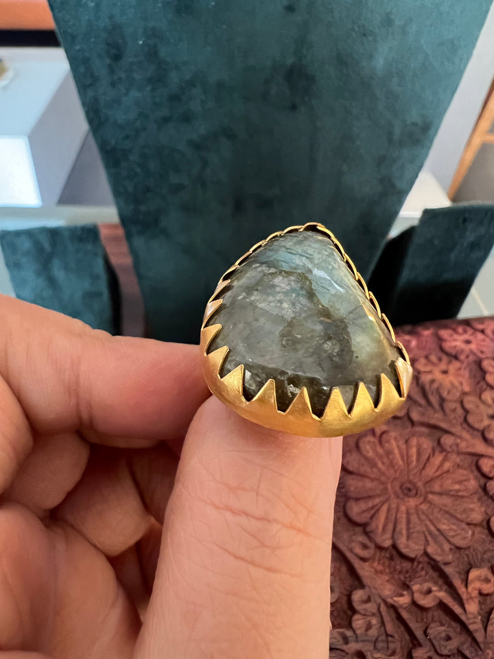 Elegant Labradorite Ring - A Touch of Timeless Beauty