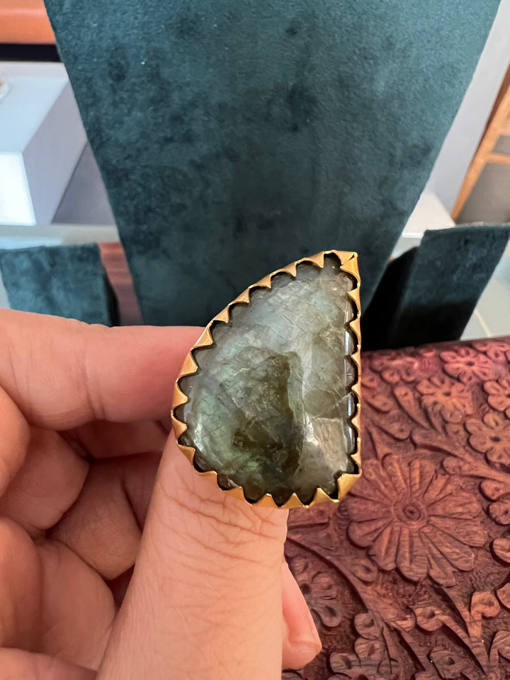 Elegant Labradorite Ring - A Touch of Timeless Beauty