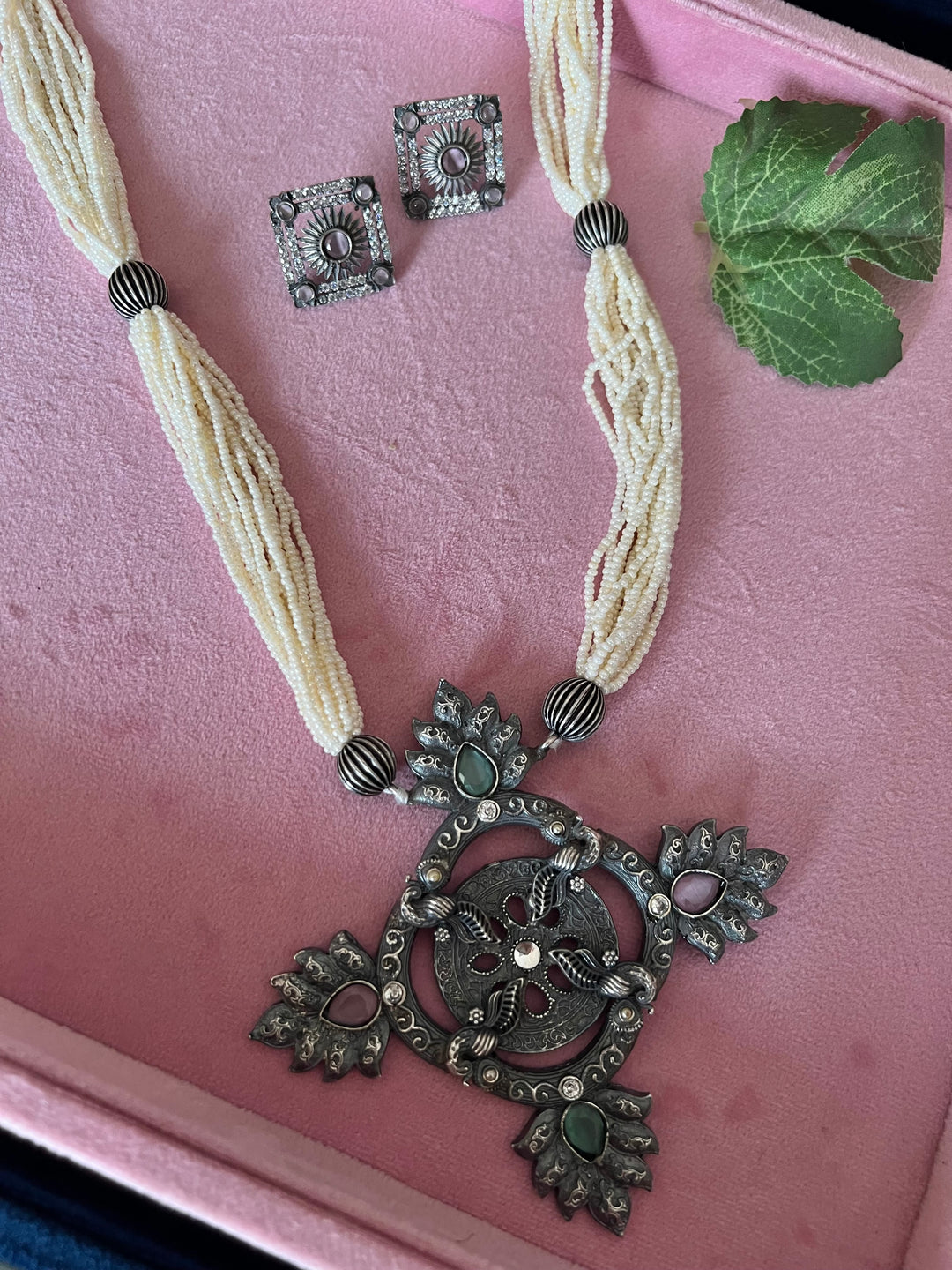 Antique Brass Pendant Necklace Set: Elegant Handmade Design