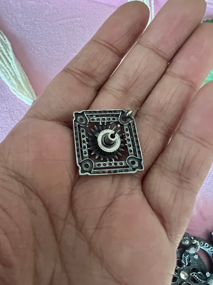 Antique Brass Pendant Necklace Set: Elegant Handmade Design