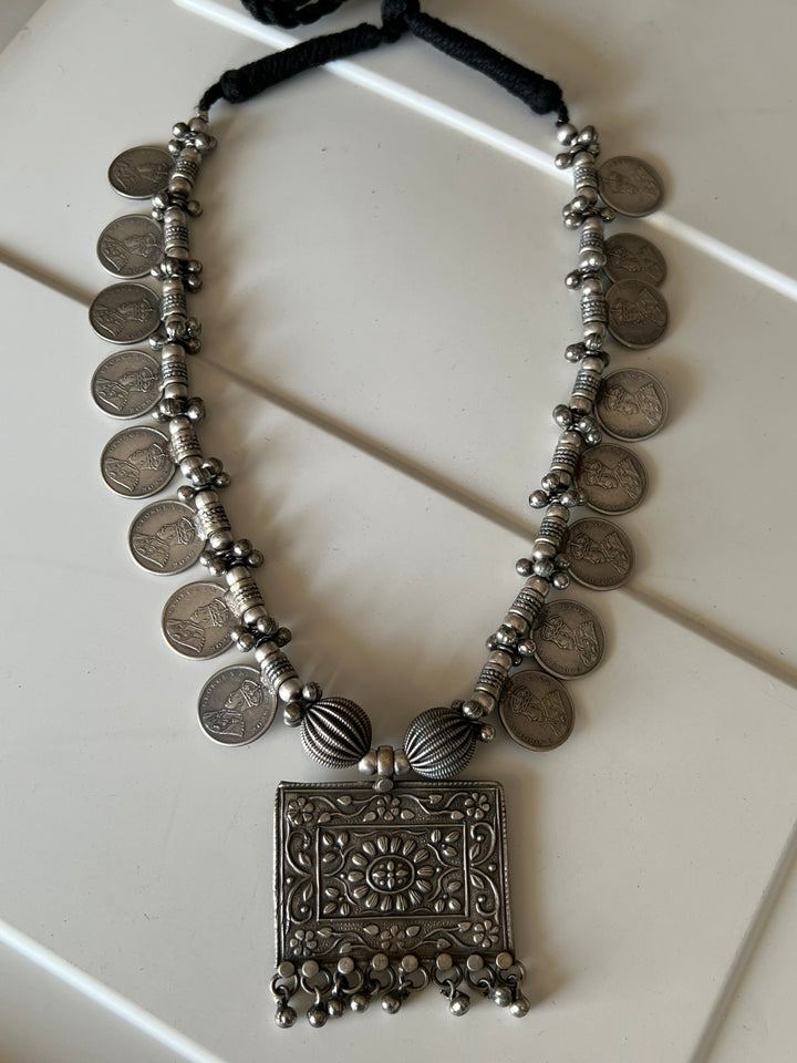 Antique Pendant Coin Necklace - Elevate Your Elegance