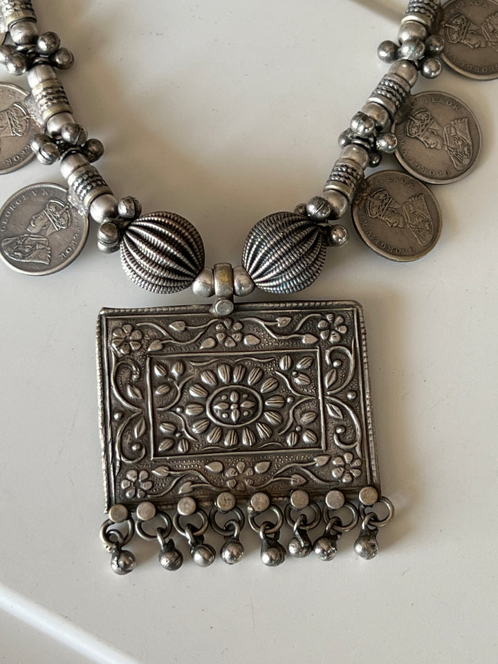 Antique Pendant Coin Necklace - Elevate Your Elegance