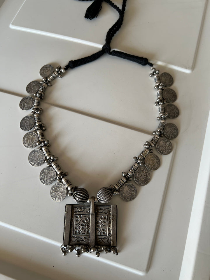 Antique Pendant Coin Necklace - Elevate Your Elegance