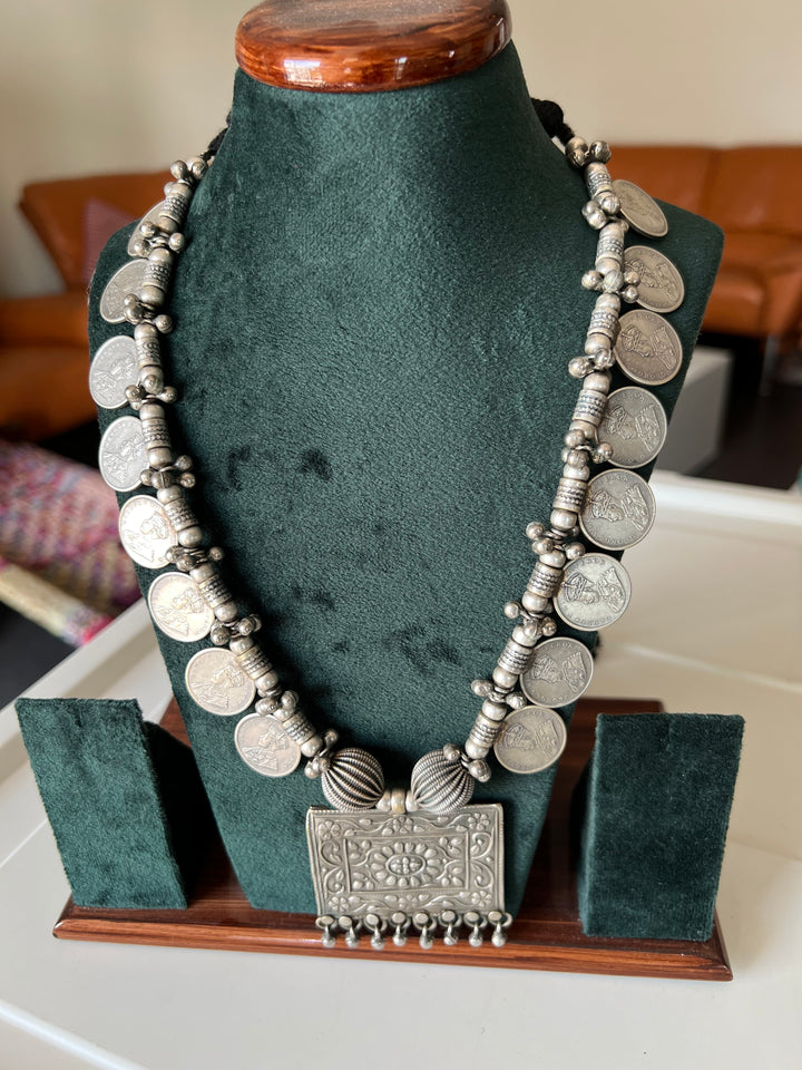 Antique Pendant Coin Necklace - Elevate Your Elegance