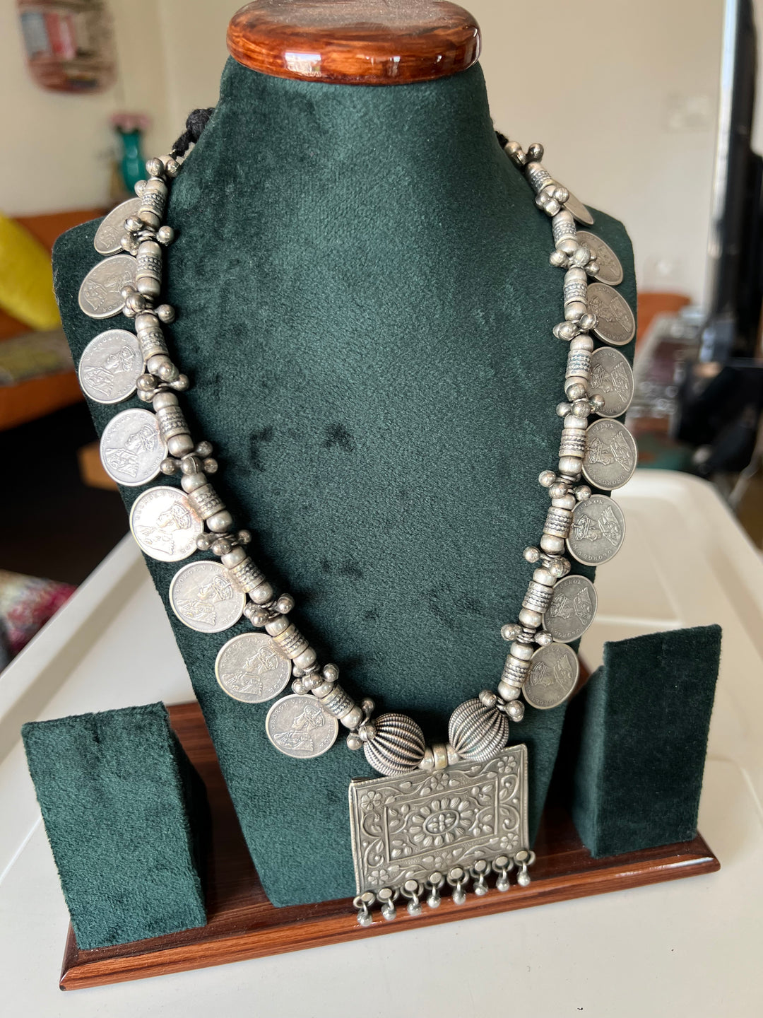 Antique Pendant Coin Necklace - Elevate Your Elegance