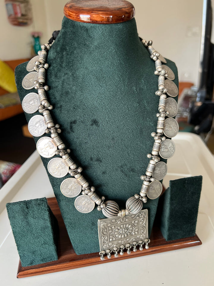 Antique Pendant Coin Necklace - Elevate Your Elegance