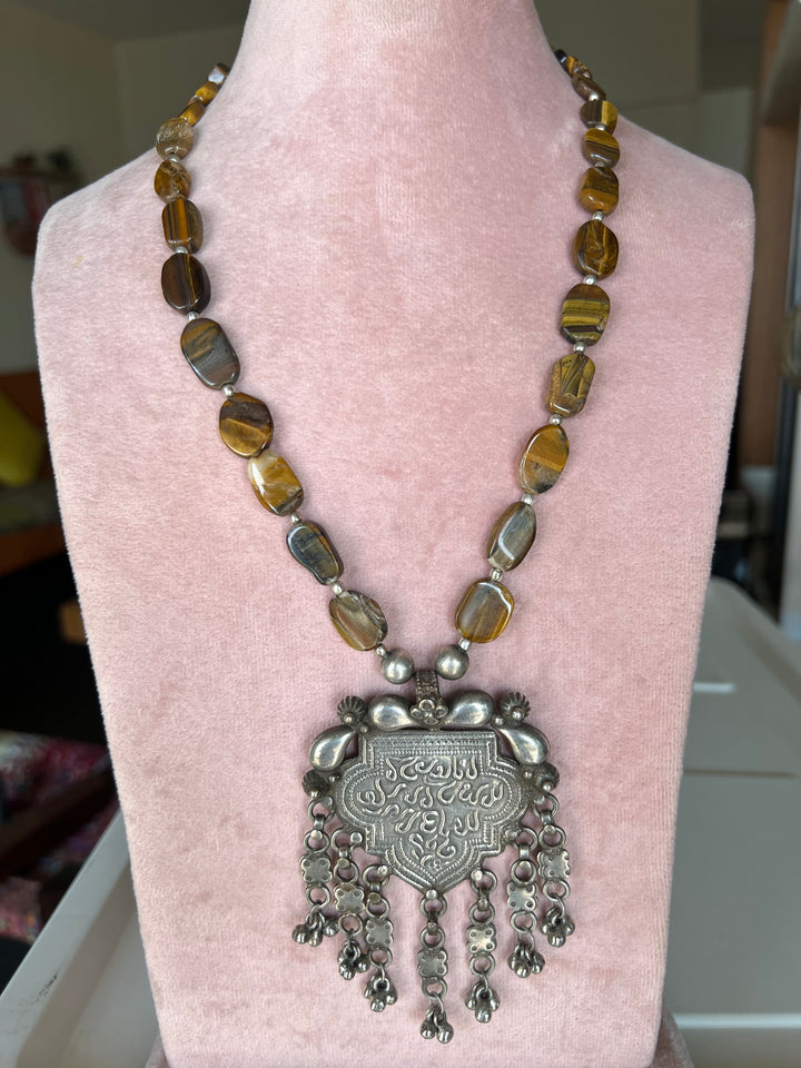 Exquisite Antique Pendant Necklace - Elevate Your Elegance