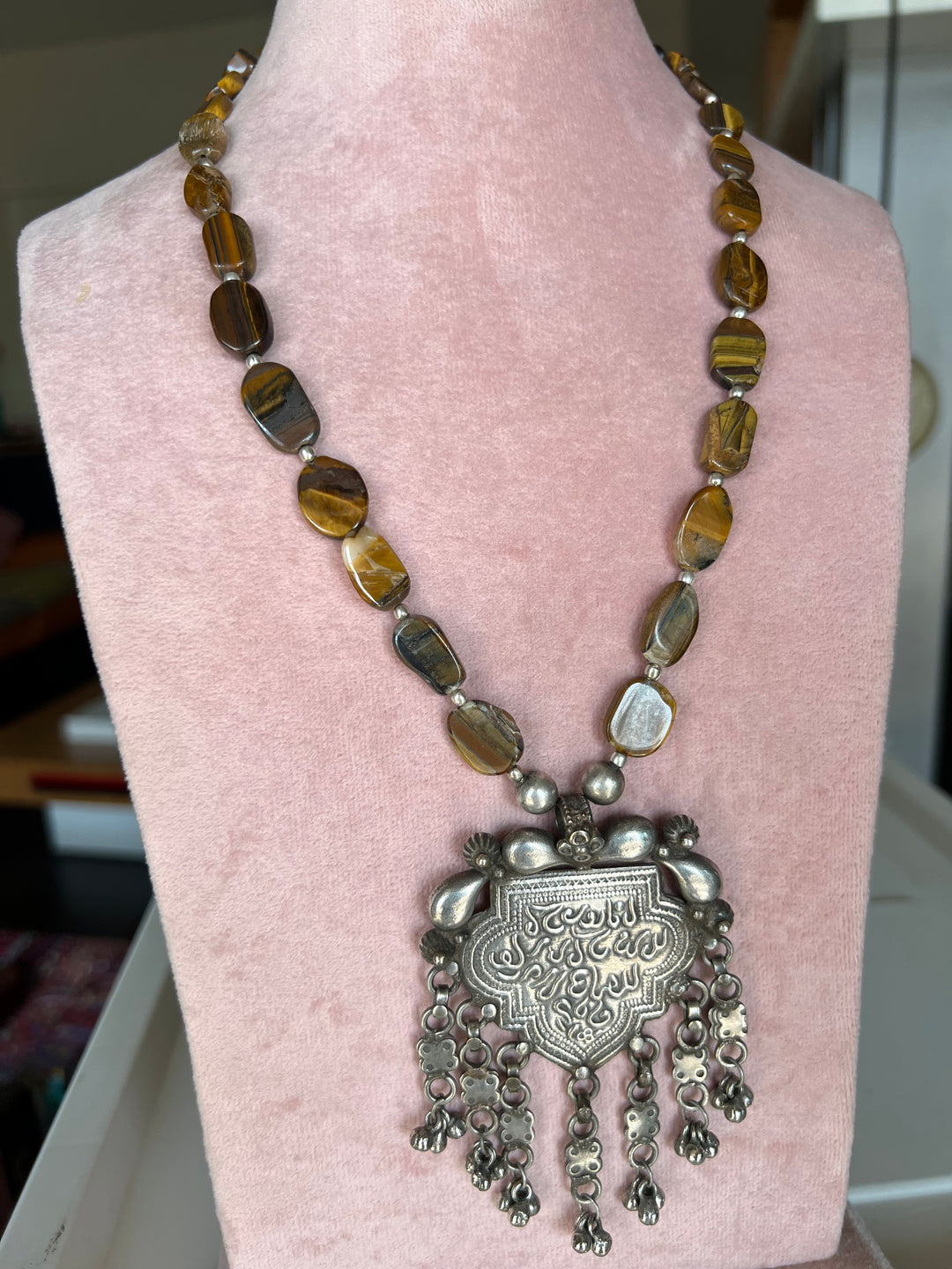 Exquisite Antique Pendant Necklace - Elevate Your Elegance