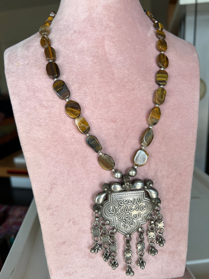 Exquisite Antique Pendant Necklace - Elevate Your Elegance