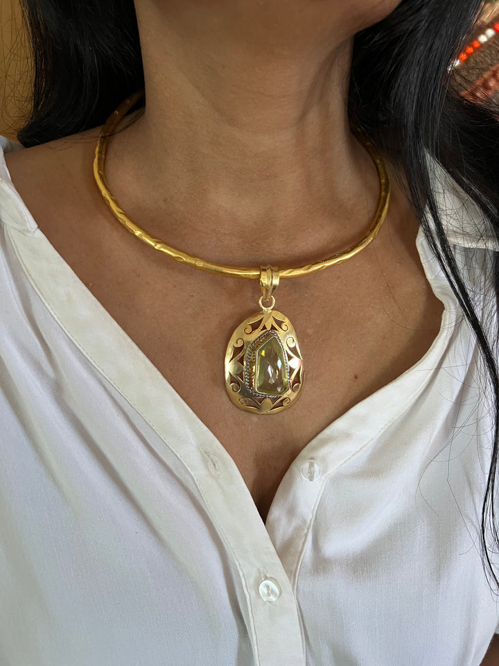 Hasli Necklace with Pretty Pendant