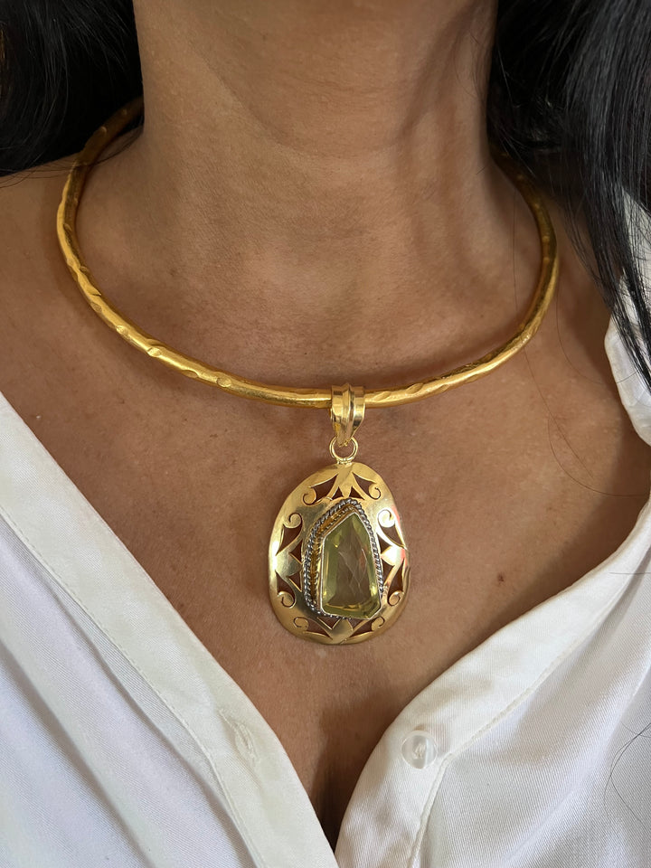 Hasli Necklace with Pretty Pendant